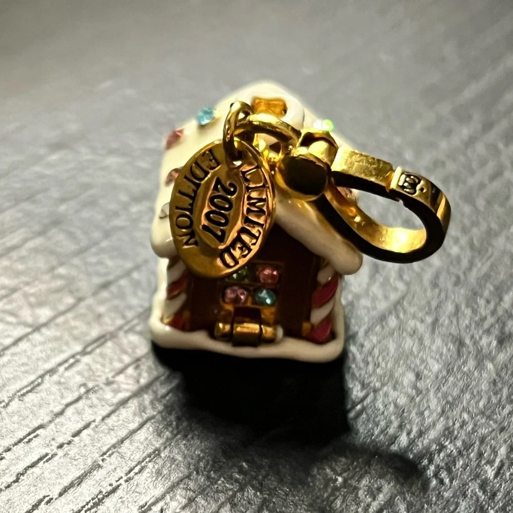 Juicy Couture 2007 Bracelet Charm Gingerbread House limited edition - Picture 4 of 8